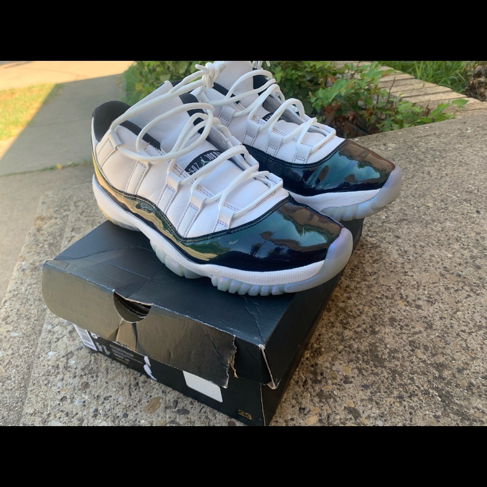 Jordan 11 low iridescent size 8.5